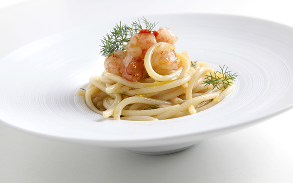 Spaghettone Gentile, aglio orsino, peperoncino e tartare di Gambero di Mazara del Vallo 1