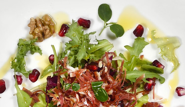 Bouquet of mixed leaf lettuce with pomegranate pearls, crunchy filets of speck and walnuts 1