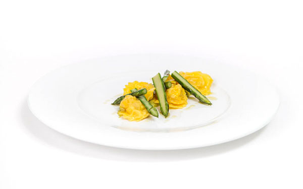 Ravioli in sfoglia sottile con culatello e ricotta, vellutata di asparagi e punte di asparago caramellate in Monocultivar Nocellara di Olitalia 1