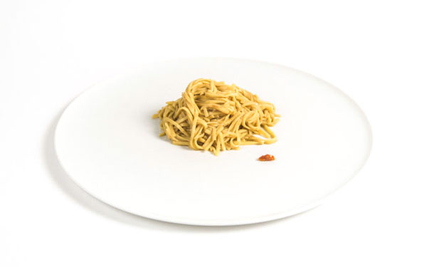 Tagliolini s Olitalia Oro 100% italijanskim uljem i belim lukom crne boje, na kremu od slatke paprike 1