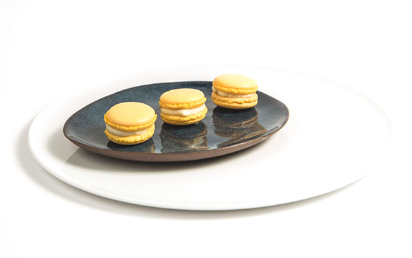 Macaroons with olive oil, mango and chili pepper oil 1