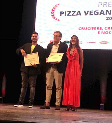 Olitalia awards the best pizza chef, the best fried food and the best pizzeria in Japan during the award cerimony of 50TopPizza in Naples 4