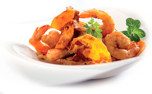 Filetto di rombo e mazzancolle in tempura al profumo d’arancia e chips di zucca violina fritta 1