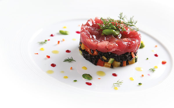 Black Venus rice and tuna tartare with wild fennel, broad beans, fruit sauce and Taggiasca Monocultivar Extra Virgin Olive Oil 1