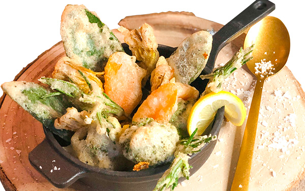 Baccalà fritto in farina di mais con erbe aromatiche e verdure in pastella 1