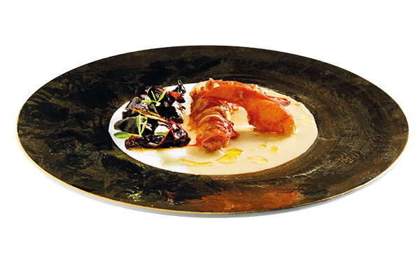 Astice in due cotture su crema di cannellini montata all'olio, bietola a coste rosse alla brace e infuso di olio alla camomilla 1